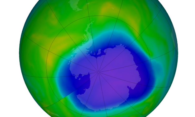 Nad Antarktidou se zmítá neobvykle mohutná ozónová díra